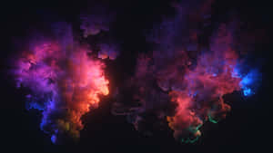 在黑暗中像宇宙星雲一樣旋轉的霓虹色墨水雲。 — 藍色煙霧 壁紙
