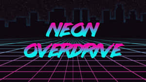 夜間城市剪影背景下，發光網格上的霓虹文字「NEON OVERDRIVE」。 — 80年代美學 壁紙