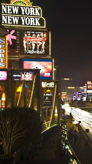 紐約紐約酒店的夜景，帶有發光的招牌和模糊的交通燈光。 — 紐約 壁紙