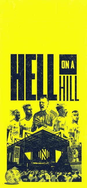 黃色背景上帶有粗體文字 hell on a hill 的球場足球員和人群 — 運動 壁紙