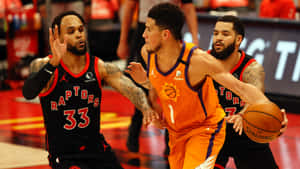 NBA籃球運動員在比賽中行動，防守球員緊盯持球者。 — Devin Booker 壁紙