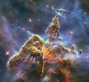 宇宙中發光的氣體和塵埃柱，伴隨著明亮的星星