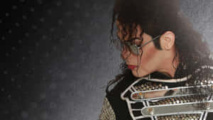 麥可傑克森側面照，戴著太陽眼鏡和金屬鉚釘外套。 — 美學音樂 壁紙