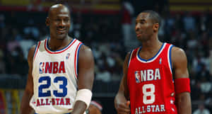 麥可喬丹和柯比布萊恩在籃球場上穿著NBA全明星球衣。 — 科比· Bryant 壁紙