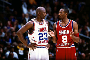 麥可喬丹和柯比布萊恩穿著NBA全明星制服在球場上交談。 — 科比· Bryant 壁紙