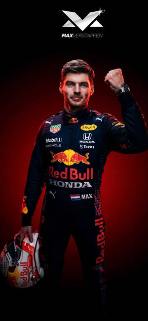 F1車手麥斯·韋斯塔本手持頭盔慶祝勝利。 — iPhone 16 Pro 壁紙