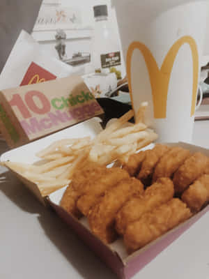 麥當勞麥克雞塊和薯條，桌上有一個飲料杯。 — 薯條 壁紙