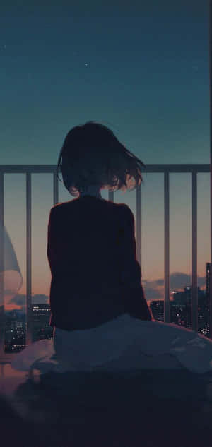 一個人坐在屋頂陽台上，俯瞰夜晚的城市，星星可見。 — 孤獨 壁紙
