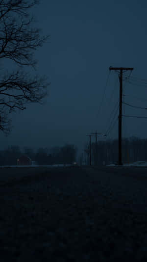 黃昏時分，一條積雪的鄉村道路，有紅色穀倉和電線。 — 黑夜 壁紙