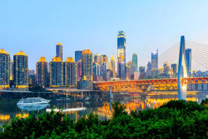 黃昏時分的城市天際線，明亮的建築物和水上的橋樑 — 塔橋 壁紙