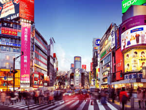 黃昏時分繁忙的東京街道，霓虹燈招牌和模糊的行人。 — 黃昏 壁紙