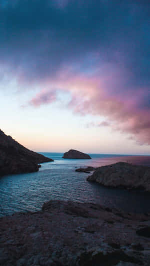 黃昏時分的海岸小灣，紫色雲彩和平靜的藍色海水。 — 藍天 壁紙