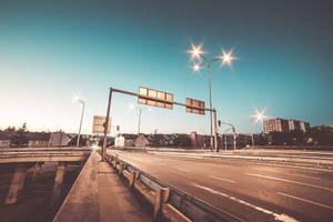 黃昏時分空無一人的高速公路，發光的街燈和模糊的汽車軌跡。 — 淺棕色美學動圖 壁紙