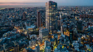 黃昏時分的城市鳥瞰圖，燈火通明的摩天大樓和街道。 — 東京鐵塔 壁紙