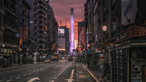 黃昏時分的城市街道，發光的方尖碑和節日燈飾。 — 布宜諾斯艾利斯 壁紙