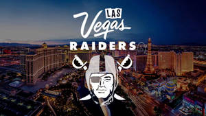 黃昏時分的拉斯維加斯城市景觀，疊加 Raiders 標誌。 — 運動 壁紙