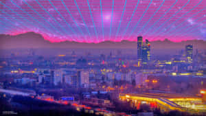 夜間山脈上空閃爍霓虹網格和星爆的未來城市天際線。 — 復古90年代風格 壁紙