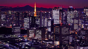 黃昏時分的東京城市燈光，背景是富士山。 — 暮光 壁紙