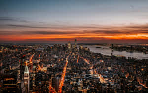 黃昏時分紐約市天際線，帶有橙色夕陽和閃爍的燈光 — 4K 紐約 壁紙