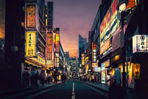 黃昏時霓虹燈照亮東京街道，有行人和發光招牌。 — 霓虹城市動態圖 壁紙