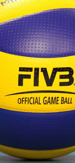 FIVB官方排球特寫，帶有黃色和藍色面板。 — Galaxy S24 FE 壁紙