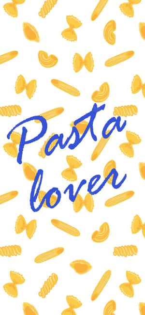 黃色的義大利麵形狀散落在藍色草書文字「Pasta lover」周圍。 — iPhone 15 Plus 壁紙