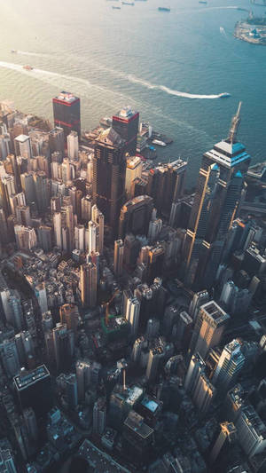 日落時分密集城市的高樓大廈和港口的鳥瞰圖。 — 帝國大廈 壁紙