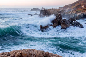 黎明時分，海浪拍打岩石海岸，薄霧升起。 — 波浪 壁紙