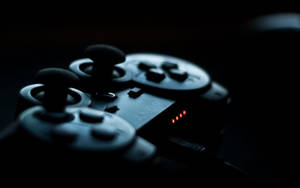 黑暗中帶有紅色電源燈的黑色Xbox控制器。 — 酷炫遊戲 壁紙
