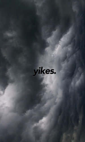 戲劇性的黑暗風暴雲，中間有yikes一詞。 — 灰色美學動圖 壁紙