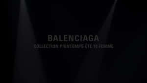 Balenciaga Spring Summer 18 Women collection 文字被舞台聚光燈照亮。 — 巴黎世家 壁紙