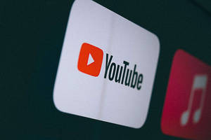 YouTube應用程式圖示在黑暗螢幕上發光，旁邊有一個音樂應用程式圖示。
