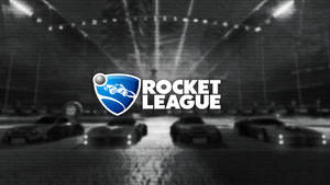 Rocket League標誌在模糊的體育場上，有汽車和聚光燈 — 火箭聯盟 壁紙
