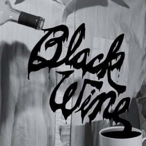墨水從瓶子滴到襯衫上，拼出「Black Wine」並裝滿杯子。 — 葡萄酒 壁紙