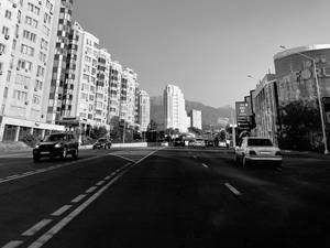 黑白城市街道，汽車和高樓大廈面向山脈。 — 安卡拉 壁紙