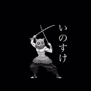 豬臉惡魔戰士以戰鬥姿勢手持兩把劍，旁邊有日文字。 — 鬼滅之刃 壁紙