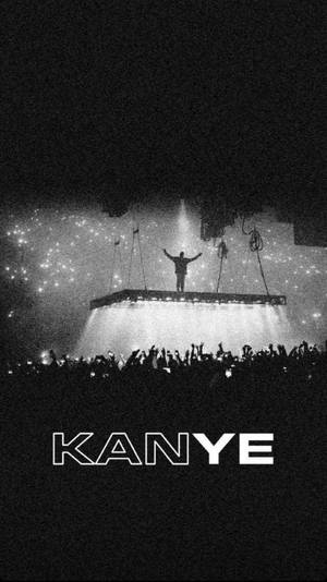 Kanye 在舞台上，在明亮的燈光下，高舉雙臂，面向歡呼的人群。 — 肯伊·威斯特 壁紙