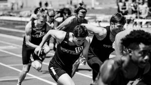 運動員在跑道上進行競賽性短跑。 — Running 壁紙