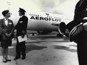 身穿制服的航空公司機組人員在停機坪上Aeroflot飛機旁迎接乘客。 — 機場 壁紙
