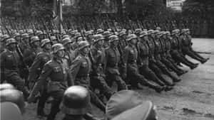 身穿制服的士兵在閱兵式中持步槍列隊行進。 — 德國 壁紙