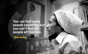 Bob Marley對著麥克風唱歌，並疊加了引文。