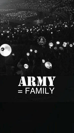 演唱會人群手持發光棒，文字army equals family
