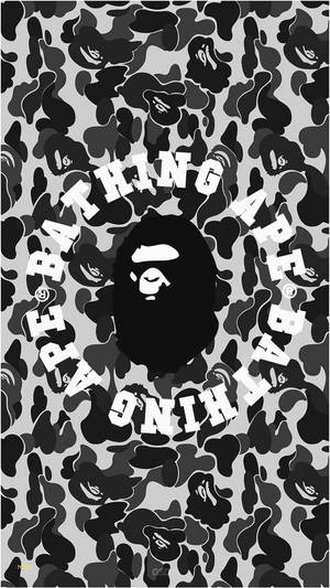 黑白迷彩圖案壁紙上的Bathing Ape標誌。 — BAPE 標誌 壁紙
