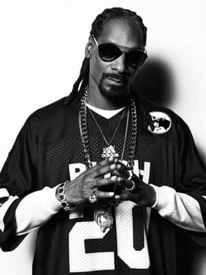 黑白風格的Snoop Dogg戴著太陽眼鏡和珠寶，對著鏡頭擺姿勢。 — 史努比狗狗 壁紙