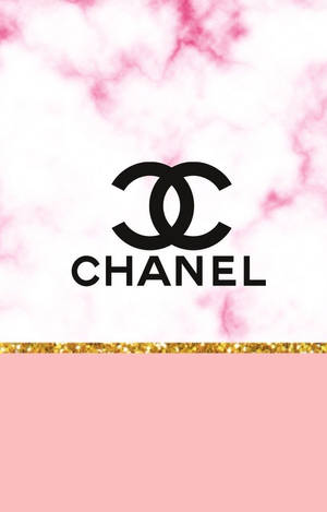 粉紅色大理石上的 Chanel 標誌，帶有金色閃粉邊框。 — 淺粉色調 壁紙