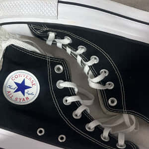 黑色 Converse Chuck Taylor All Star 運動鞋，配有白色鞋帶和縫線。 — Converse 壁紙