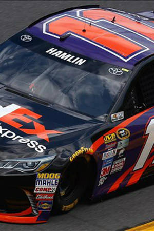帶有Hamlin和贊助商標誌的NASCAR賽車在賽道上疾馳。 — 賽車 壁紙
