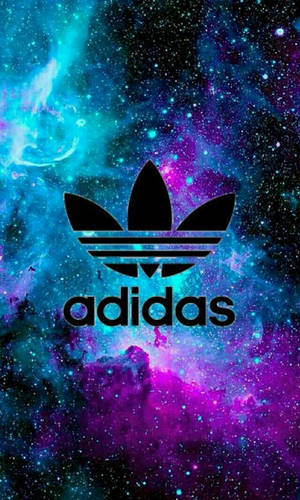 Adidas標誌在色彩繽紛的宇宙星雲背景下，帶有星星和漩渦氣體。 — 愛迪達 GIF 壁紙