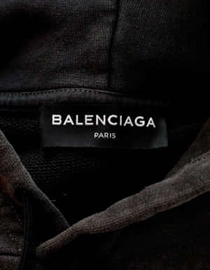 深色布料上Balenciaga Paris服裝標籤的近距離特寫。 — 巴黎世家 壁紙