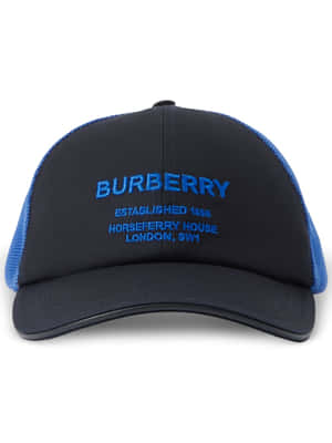 黑色Burberry帽，帶有藍色刺繡和網眼後背。 — Burberry 壁紙